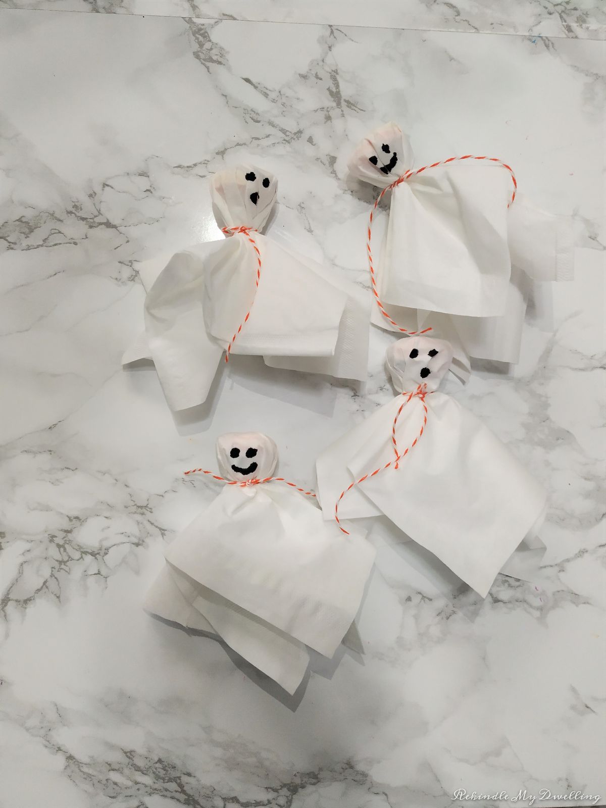 Four diy lollipop ghosts.